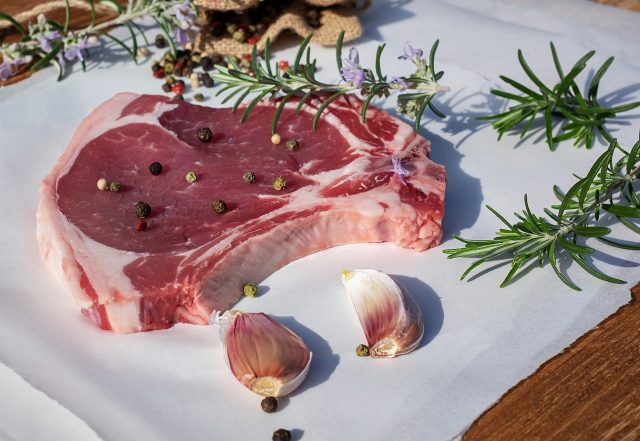 Recette De Cotelette De Veau Double Avec Legumes Et Sauce Au Basilic